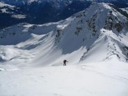 Dalla cresta finale verso i pendii sotto il colle e la Leissè