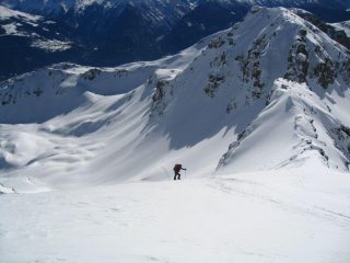 Dalla cresta finale verso i pendii sotto il colle e la Leissè