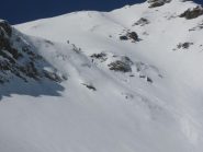 Gli svizzeri sul canalino (più ripido di quanto non sembri)