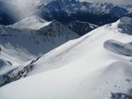 Dalla cima verso la cresta e fino al colle
