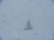 cippo nella nebbia