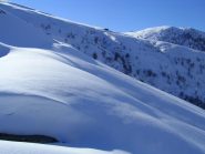 Accumuli di neve sullo stradone prima della nuova baita