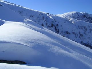 Accumuli di neve sullo stradone prima della nuova baita