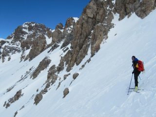 Dalla vetta con gli sci ai piedi (c'è parecchia neve anche sui pendii finali)