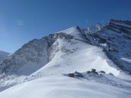 la cima vista dalla cresta poco oltre il colle di nel