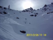 In salita, nel ripido valloncello sotto il passo Dar Loup