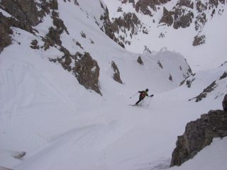 Danilo ha messo in moto la macchina da cucire Singer
