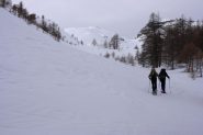 uscendo dal bosco, Vallon de Rofre e Tete de Plate Longe (al centro della foto) (26-2-2011)