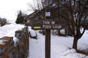 il primo cartello indicatore che si trova nel centro di Larche (26-2-2011)