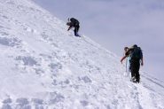 un tratto ripido lungo la parte alta del crestone SE verso la cima (26-2-2011)