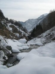 in salita lungo la strada