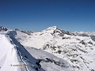 L'Adula osservata da un elefante?
