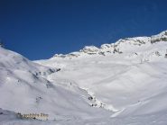Vallone di salita, in fondo la cima.