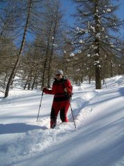 Mariuccia scava un cunicolo nella farina...