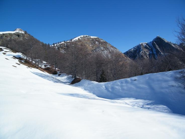 Al centro la cima, a sinistra l'anticima