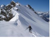 Franco disegna gli ultimi diagonali prima del Colle...