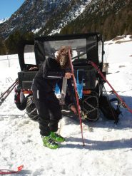 Il lupo mannaro impegnato a ripellare gli sci prima della salita al colle des Acles