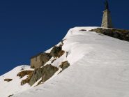 Una delle pericolose cornici nei pressi della vetta