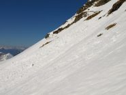 Il versante sud-ovest del Mombarone, con valanghe visibili