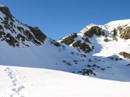 Il tracciato di discesa dal Colle Bocchetta, il Mombarone con la statua sulla destra