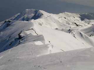 Rifugio e Briic Paglie sullo sfondo, visti quasi dalla vetta del Mombarone