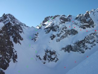 in rosso la normale del versante nord, in verde canale nord est