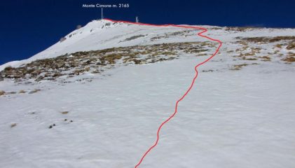 l'ampio crinale Sud seguito per raggiungere la cima (18-3-2011)
