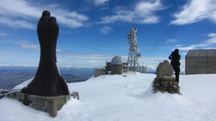 la statua della Madonna, il cippo e le brutte costruzioni della cima (18-3-2011)