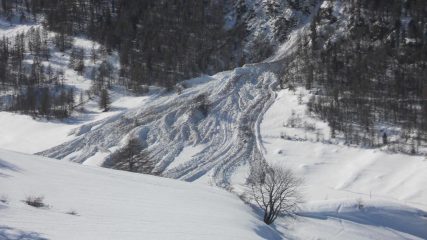 La valanga scesa dal colle della Battagliole e arrivata fin sul lago