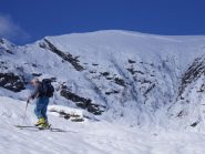 Il lastrone staccatosi appena sotto la cresta che porta alla punta Montù