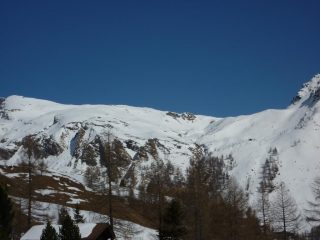 a sx la cima e il percorso di discesa sulla dx