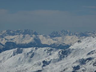 dalla cima si vedono le tre cime e la cresta di confine