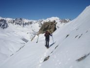 ritorno al colletto posto ad ovest della cima; sullo sfondo il Tabor