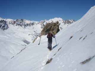 ritorno al colletto posto ad ovest della cima; sullo sfondo il Tabor