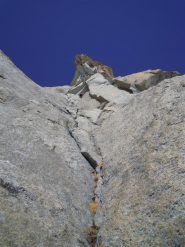 Dalla S2 si vede la super fessura di 7a che incide il tetto contro il cielo
