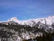 La croda del becco si erge sullo sfondo