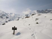 Il percorso di salita a quota 1750 m dove c'è il cartello GTA