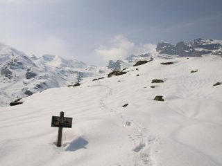 Il percorso di salita a quota 1750 m dove c'è il cartello GTA