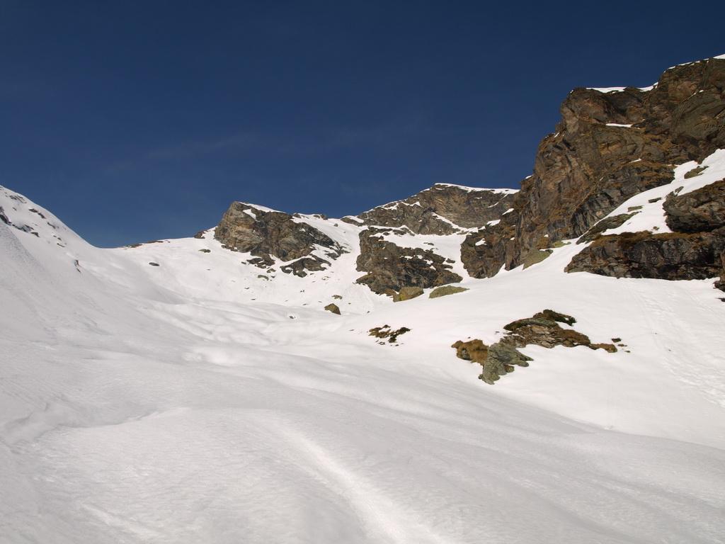 Gli ultimi pendii prima della Bocchetta di Valbona (a sinistra)