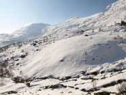 Rivoli da disgelo sotto la neve a quota 1580 m