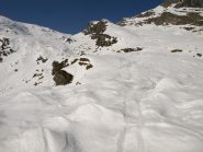 A sinistra la Bocchetta di Valbona, a destra la valletta che porta a Cima Bonze