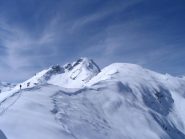 La cresta finale fotografata in discesa. Si vede bene il pezzo un po' esposto e la nostra traccia