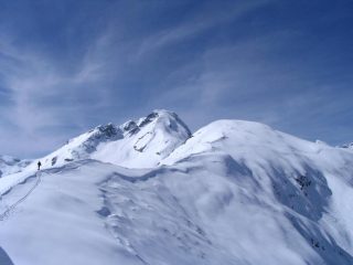 La cresta finale fotografata in discesa. Si vede bene il pezzo un po' esposto e la nostra traccia