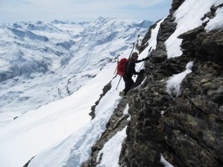 rimontando fin sotto la vetta del Rutor  (direzione Ovest) si arriva sotto le cengie da rimontare scia spalla ...
