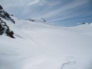 In discesa un sguardo verso i pendii di discesa. Foto presa poco sotto il colletto tra Doravidi e Chateau Blanc