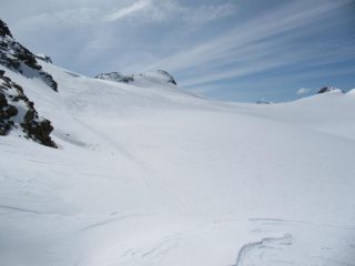 In discesa un sguardo verso i pendii di discesa. Foto presa poco sotto il colletto tra Doravidi e Chateau Blanc