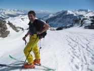 ... si giunge in breve (!) al colletto oltre il quale c'è il Rifugio degli Angeli