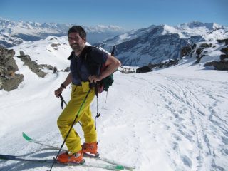 ... si giunge in breve (!) al colletto oltre il quale c'è il Rifugio degli Angeli