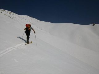 Risalita con a dx i pendii di discesa