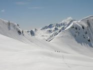 Verso il passo con 3 ciaspolatori che mi precedono